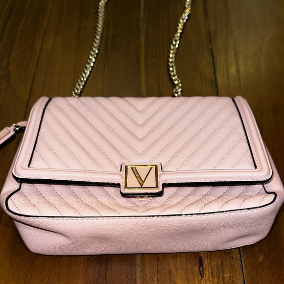 Victoria Secret purse has thick gold chain shoulder strap, magnetic snap pinkish